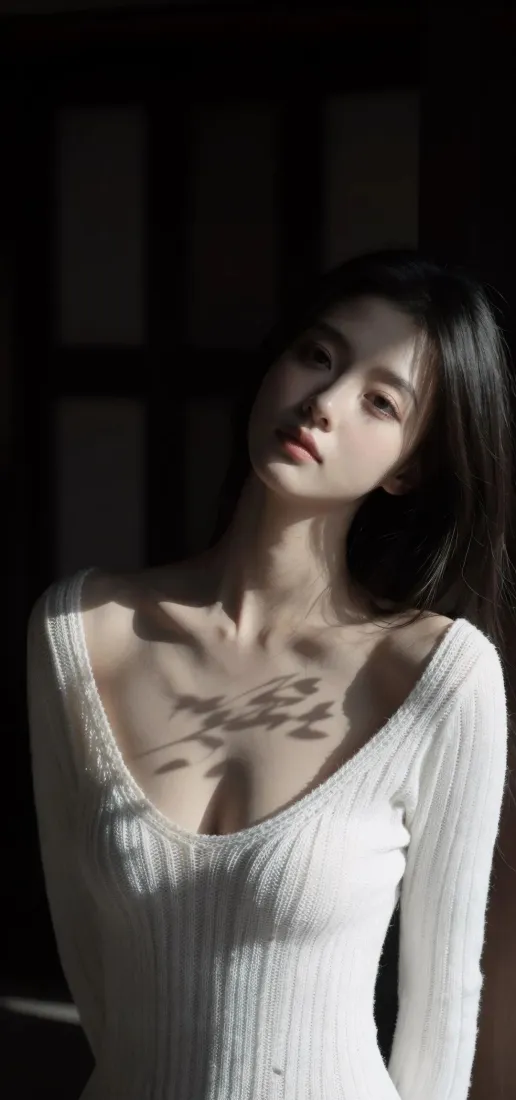 清冷长发美女手机壁纸｜暗调光影背景图片 - 白色针织衫人像「哲风壁纸」