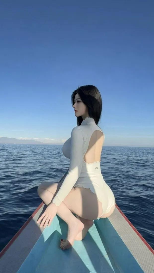 海边白衣美女手机壁纸｜游艇背景图片 - 露背连体衣海天一色「哲风壁纸」