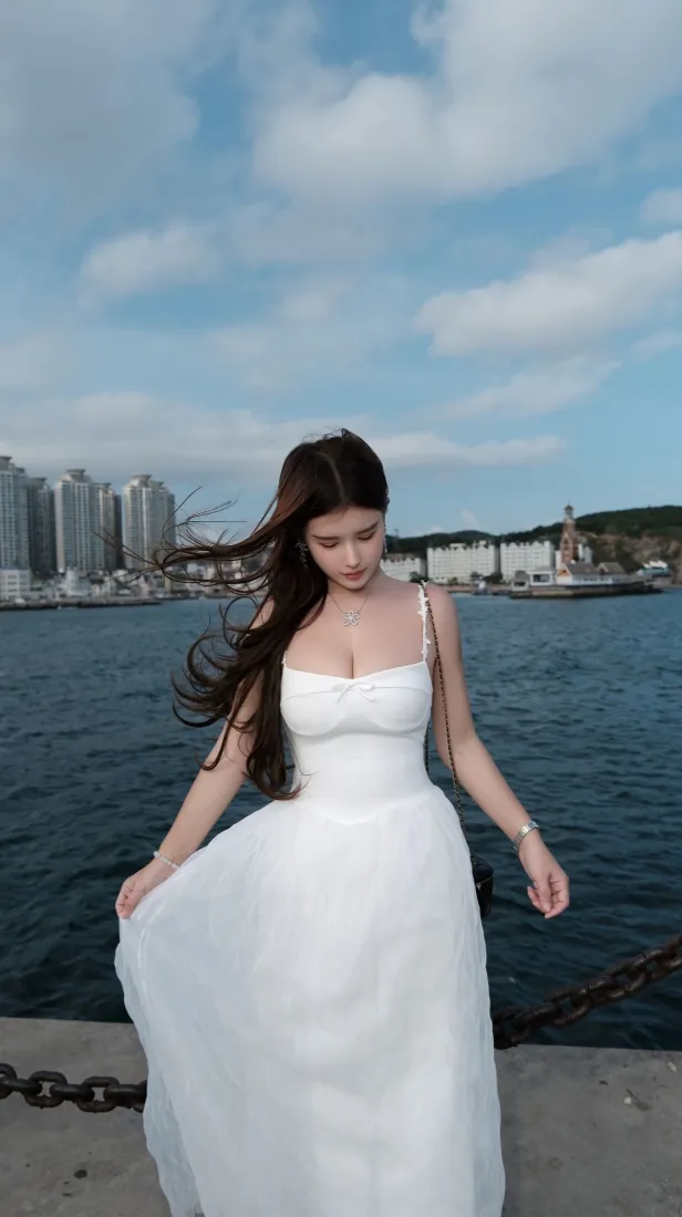 白裙美女手机壁纸｜海边城市背景图片 - 长发吊带长裙「哲风壁纸」