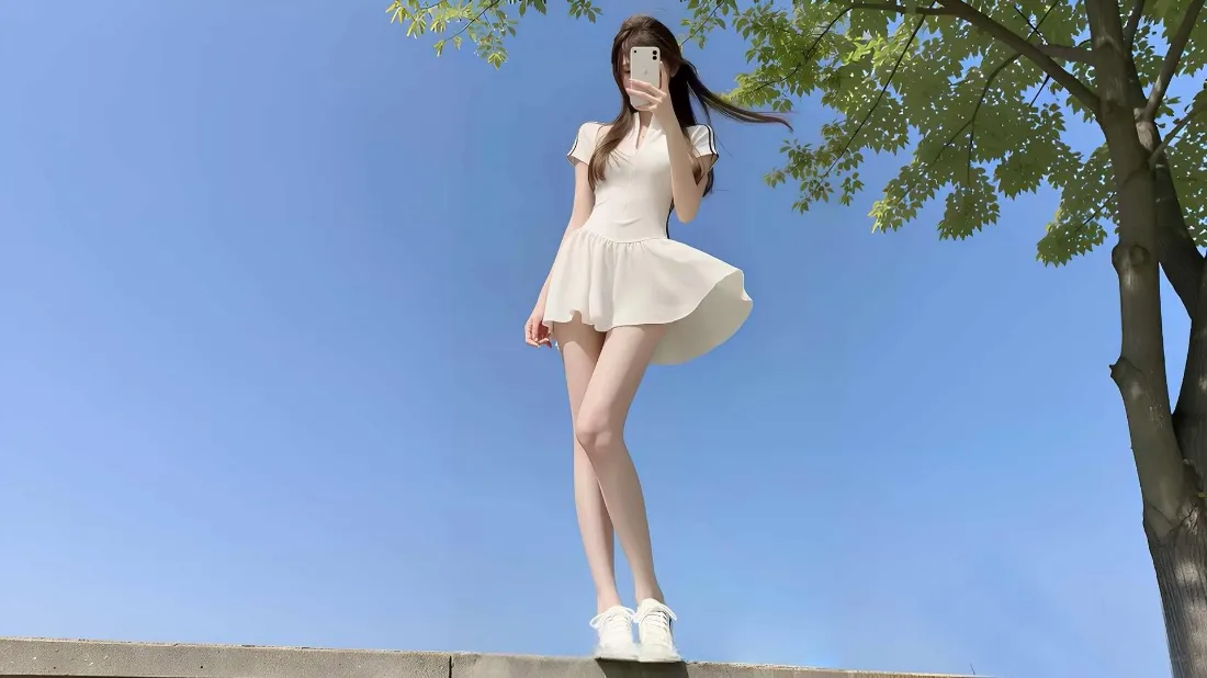 2k白裙少女壁纸｜蓝天背景图片 - 户外清新长腿美女「哲风壁纸」