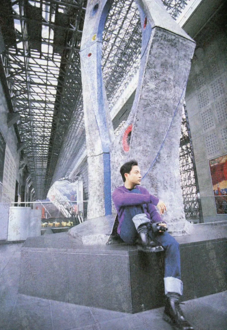 张国荣手机壁纸｜紫衫男星背景图片 - 艺术场馆随拍「哲风壁纸」