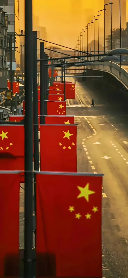五星红旗手机壁纸｜国庆街景背景图片 - 黄昏城市路灯中国红「哲风壁纸」