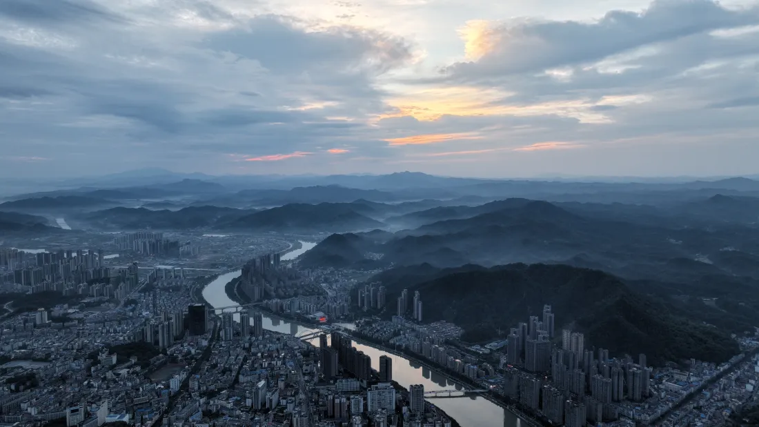 4k山水城市江景壁纸｜黄昏远山背景图片 - 蓝调天际「哲风壁纸」