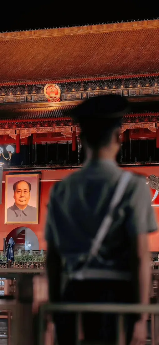 天安门哨兵背影手机壁纸｜红色城楼背景图片 - 庄严站岗画面「哲风壁纸」