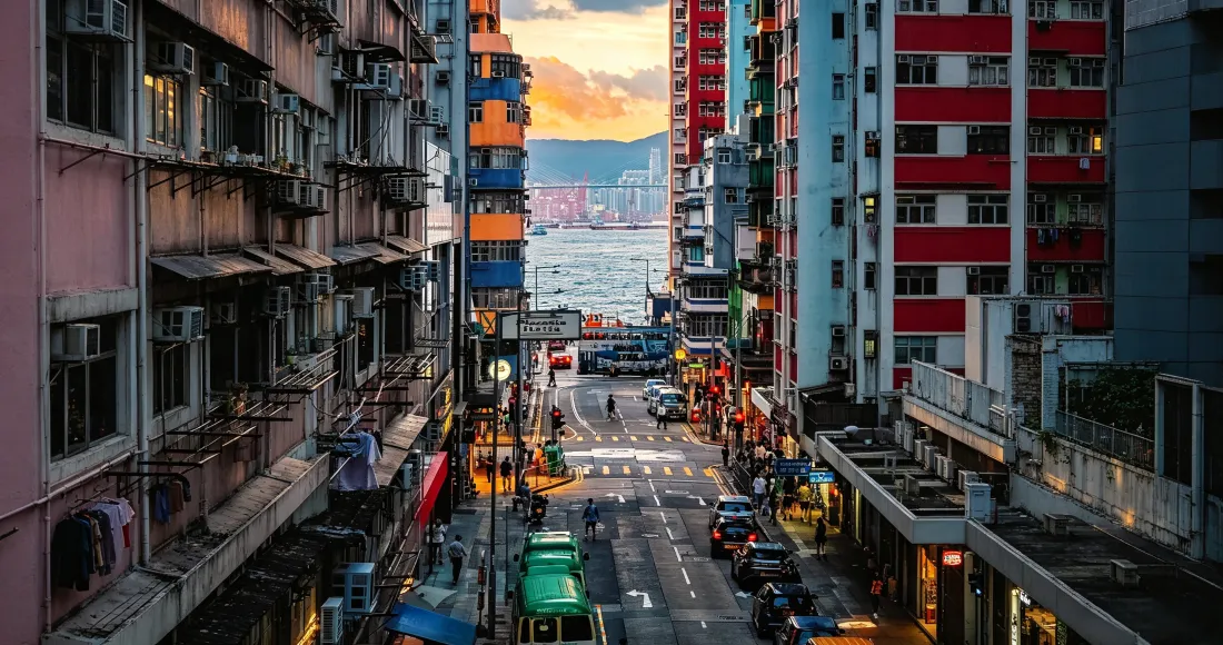 3k香港西营盘正街壁纸｜背景图片 - 斜坡街道直通维港日落城市街景「哲风壁纸」