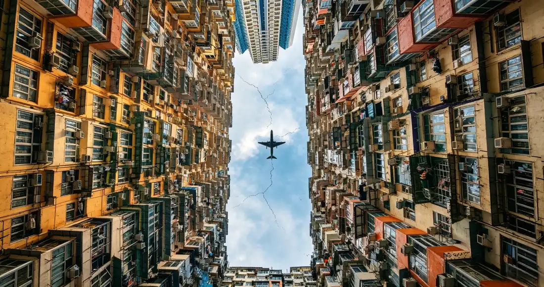 3k香港怪兽大厦壁纸｜密集居民楼背景图片 - 仰拍飞机天空「哲风壁纸」