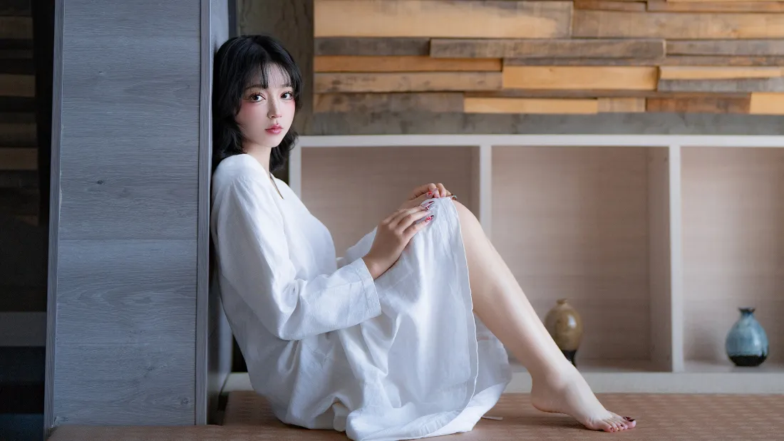 2k白衣少女壁纸｜清冷居家背景图片 - 纯欲白裙赤脚少女「哲风壁纸」