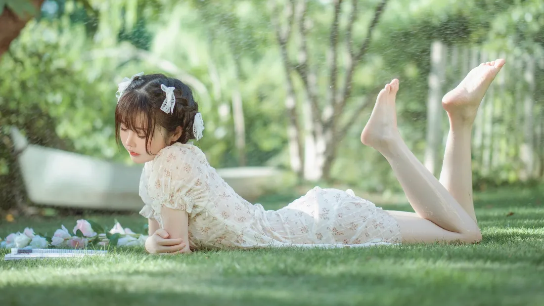 4k可爱女孩｜背景图片 - 草地白裙少女清新户外写真「哲风壁纸」