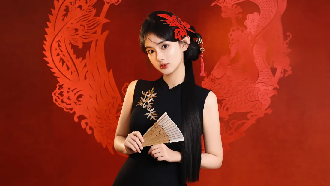 4k旗袍少女壁纸｜红底凤凰背景图片 - 持折扇新中式国风人像「哲风壁纸」