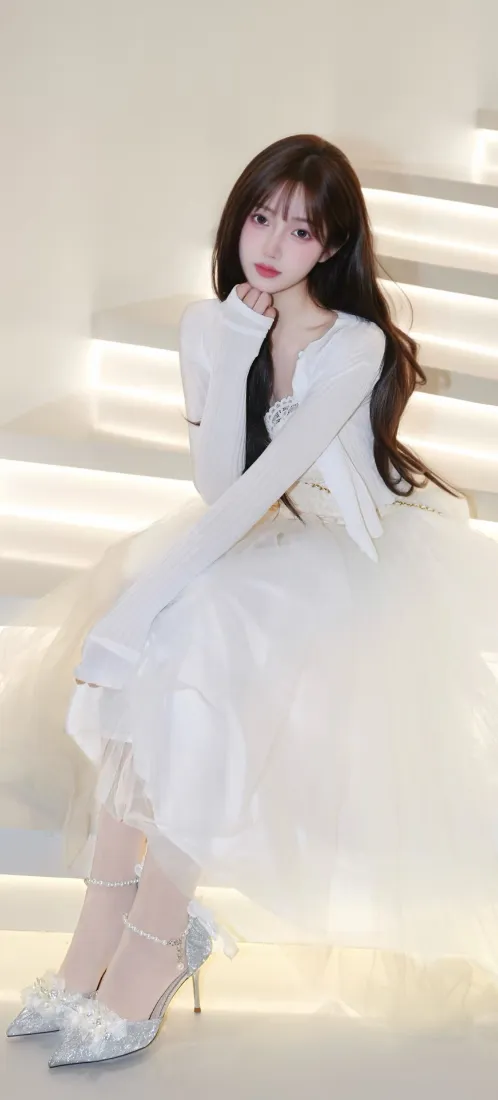 白衣长发美女手机壁纸｜纯白背景图片 - 优雅黑领带白裙造型「哲风壁纸」