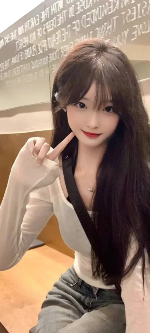 清纯长发美女手机壁纸｜室内自拍背景图片 - 甜酷白衫黑长直少女「哲风壁纸」