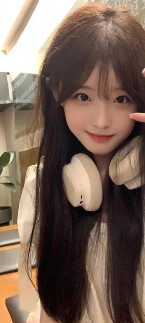长发耳机少女手机壁纸｜温柔自拍背景图片 - 白衫甜妹居家氛围「哲风壁纸」