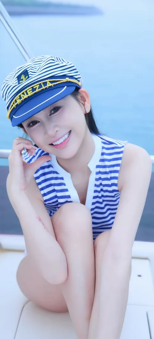 海军风少女手机壁纸｜背景图片 - 蓝白条纹水手帽游艇人像「哲风壁纸」