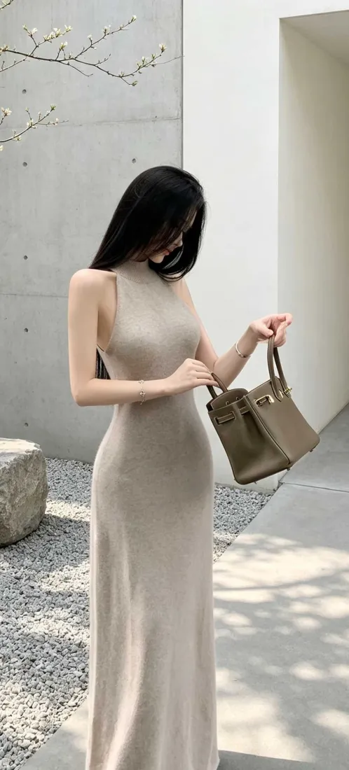 气质美女手机壁纸｜背景图片 - 挂脖长裙优雅街拍「哲风壁纸」