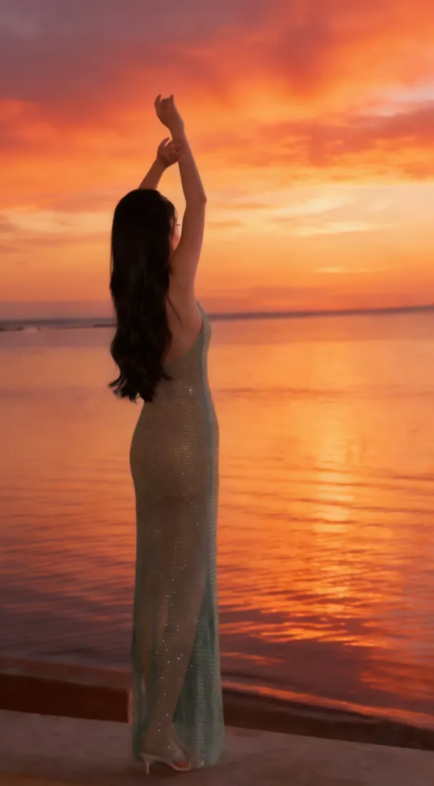 海边长裙美女手机壁纸｜黄昏背景图片 - 橙红晚霞水面剪影「哲风壁纸」