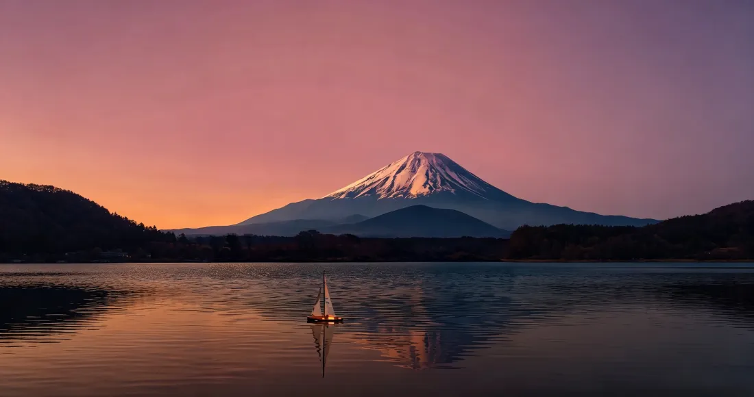 3k富士山壁纸｜黄昏湖景背景图片 - 雪山湖泊帆船「哲风壁纸」
