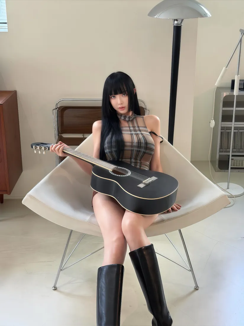 吉他美女手机壁纸｜居家休闲背景图片 - 黑长直格纹穿搭「哲风壁纸」