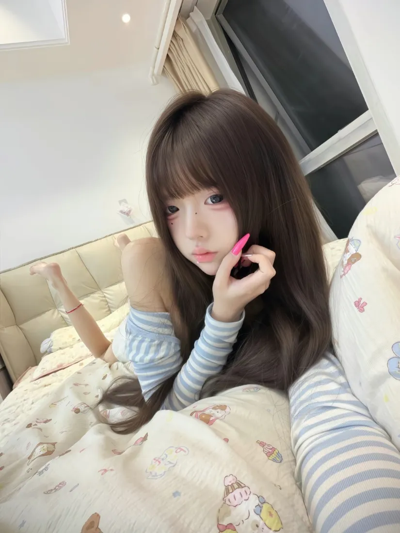 可爱少女居家自拍手机壁纸｜卧室软萌背景图片 - 齐刘海长发蓝白条纹「哲风壁纸」