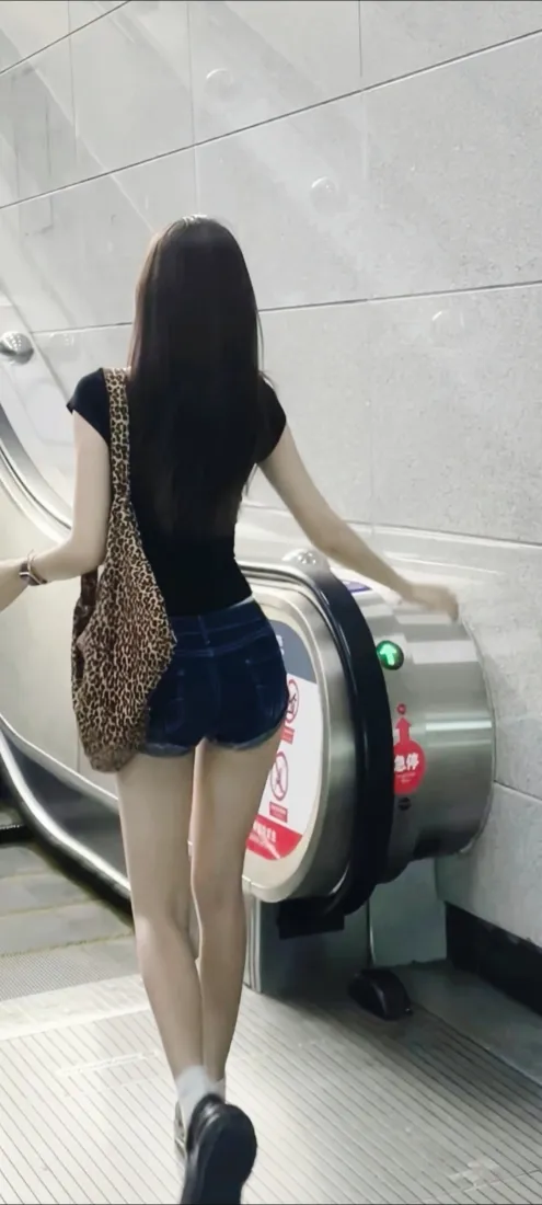 背影美女手机壁纸｜地铁扶梯背景图片 - 黑T恤短裙好身材「哲风壁纸」