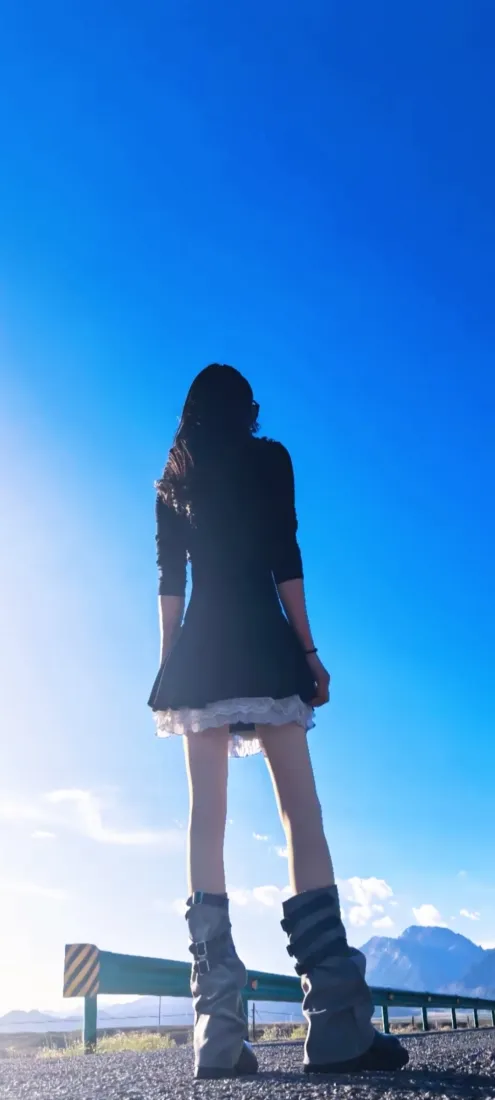 公路美女手机壁纸｜蓝天背景图片 - 逆光长发少女户外写真「哲风壁纸」