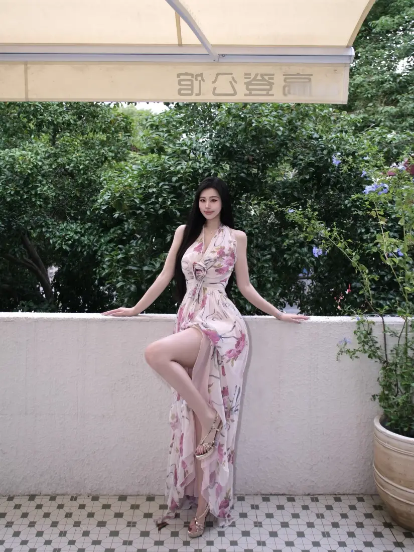 粉裙长发美女手机壁纸｜露台背景图片 - 绿植环绕「哲风壁纸」