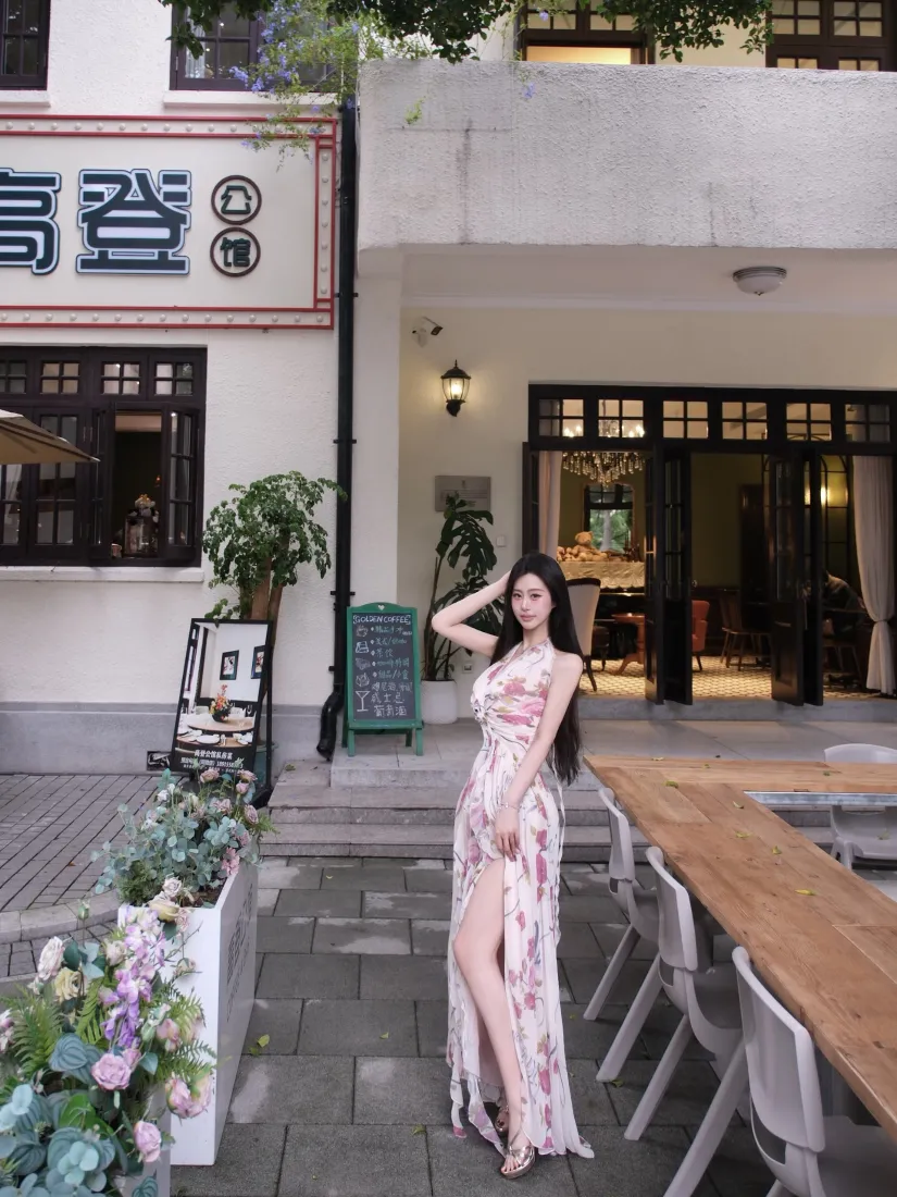 粉白旗袍美女｜街拍背景图片 - 民国风咖啡馆外优雅身姿「哲风壁纸」