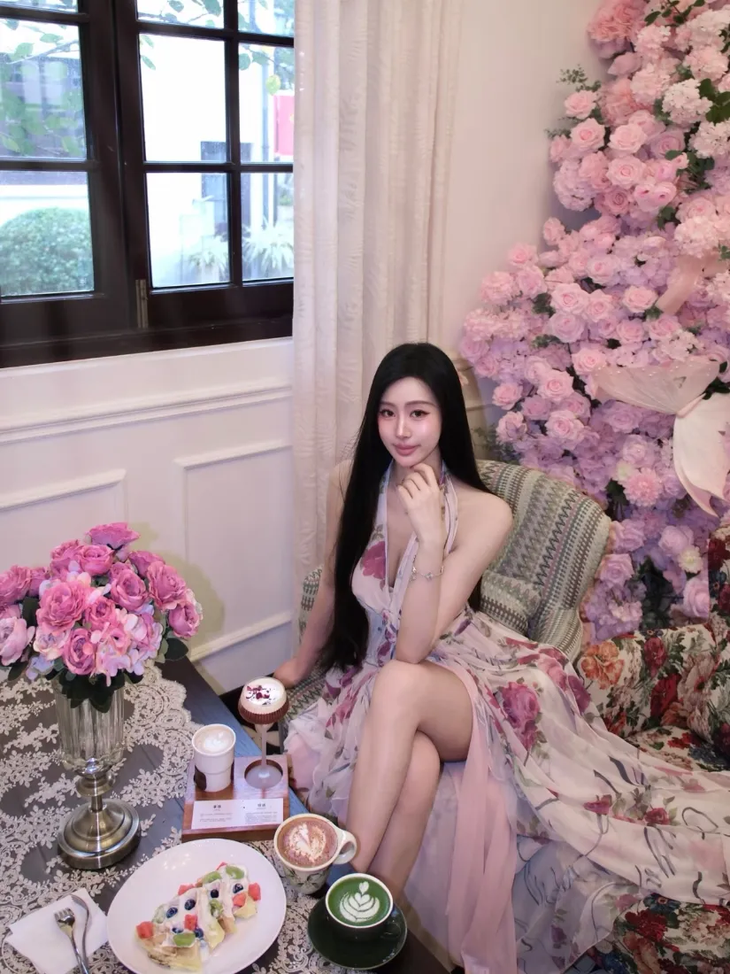 粉裙长发美女手机壁纸｜花漾下午茶背景图片 - 优雅写真「哲风壁纸」