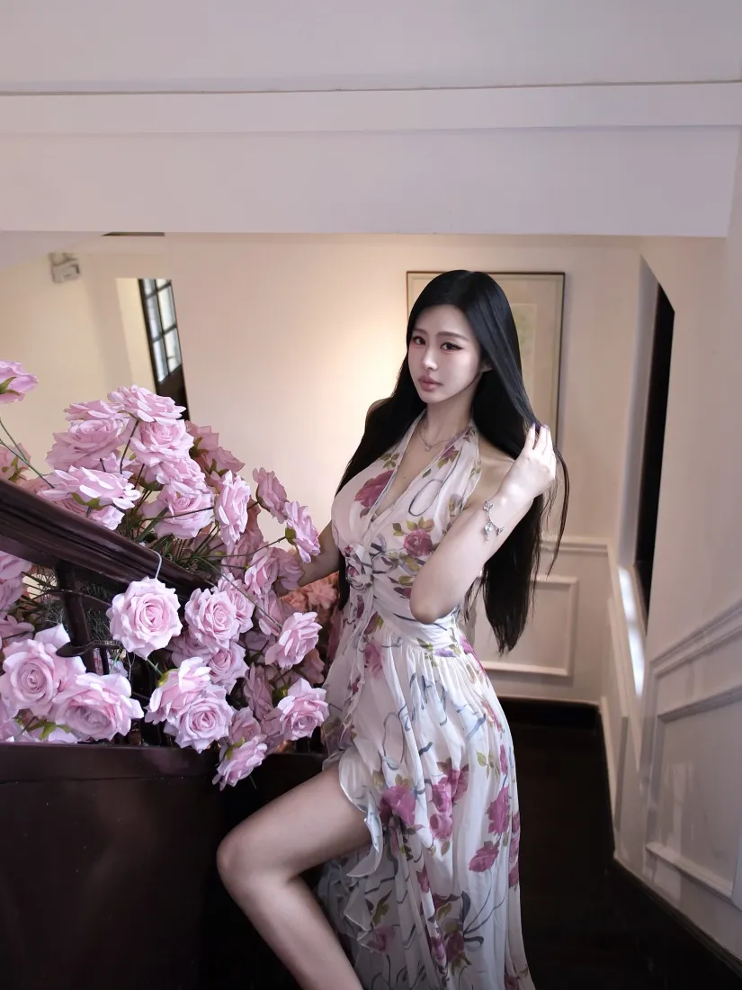 粉花长裙美女手机壁纸｜室内写真背景图片 - 温柔氛围感「哲风壁纸」