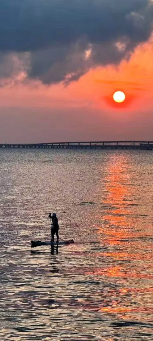 海上日落桨板｜风景背景图片 - 晚霞海面剪影「哲风壁纸」