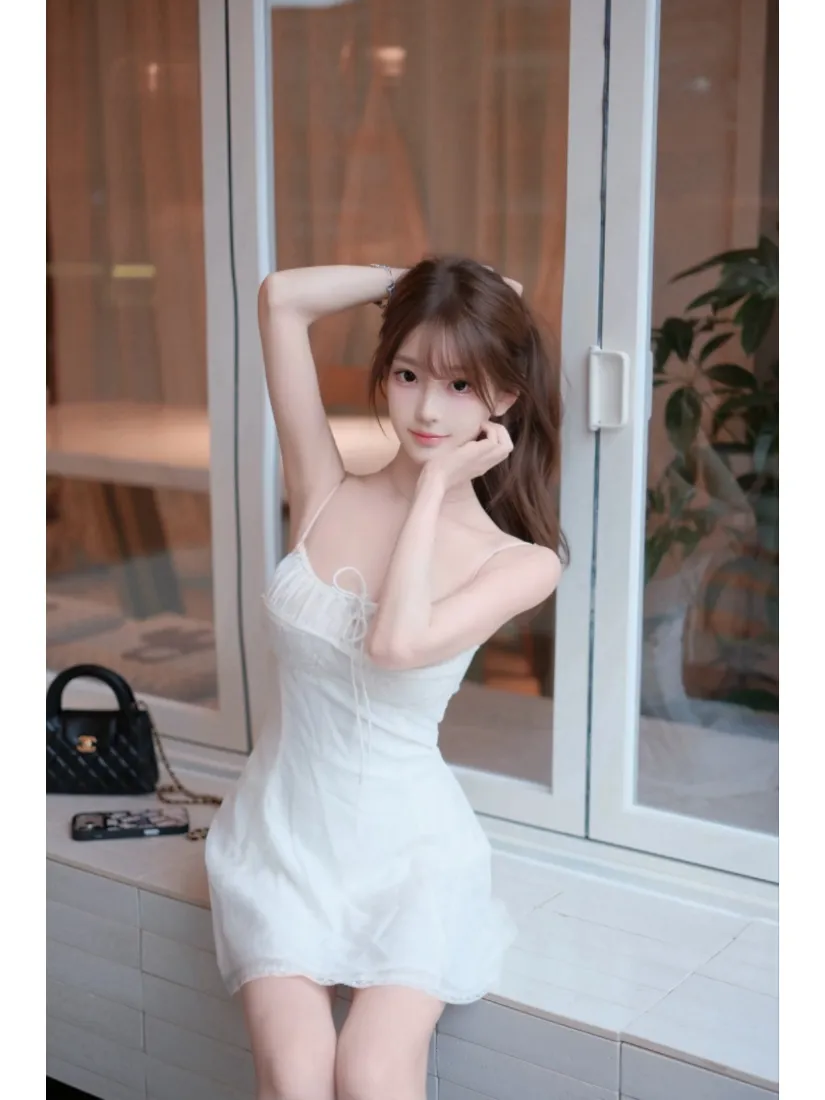 白裙少女手机壁纸｜窗边写真背景图片 - 纯欲风吊带短裙美女「哲风壁纸」