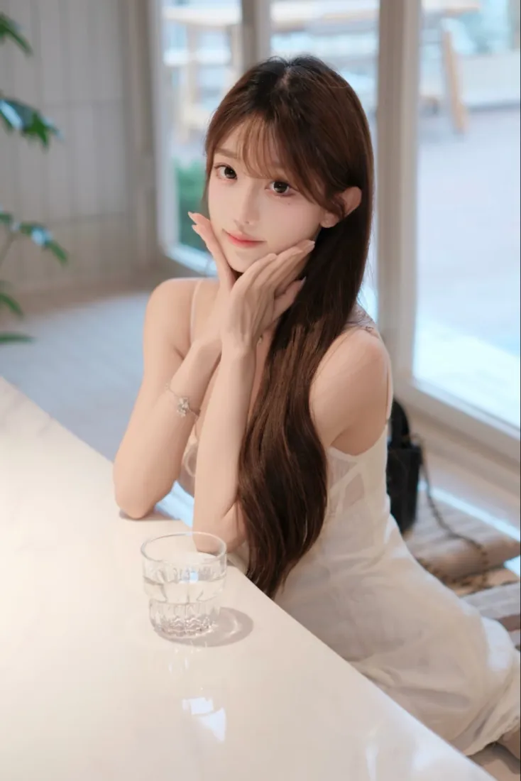 清纯长发少女手机壁纸｜白裙居家背景图片 - 托脸温柔写真「哲风壁纸」