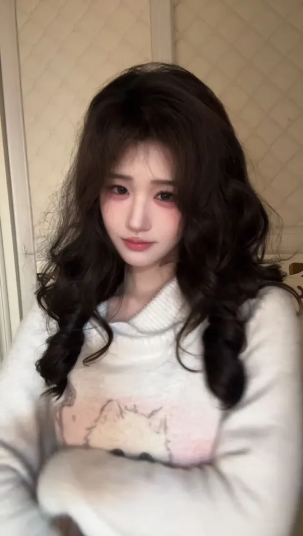 温柔卷发少女手机壁纸｜白色卫衣背景图片 - 居家氛围感人像「哲风壁纸」