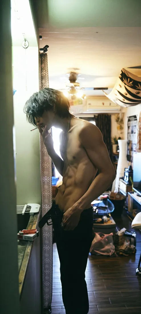 肌肉帅哥手机壁纸｜室内对镜自拍背景图片 - 腹肌男生「哲风壁纸」