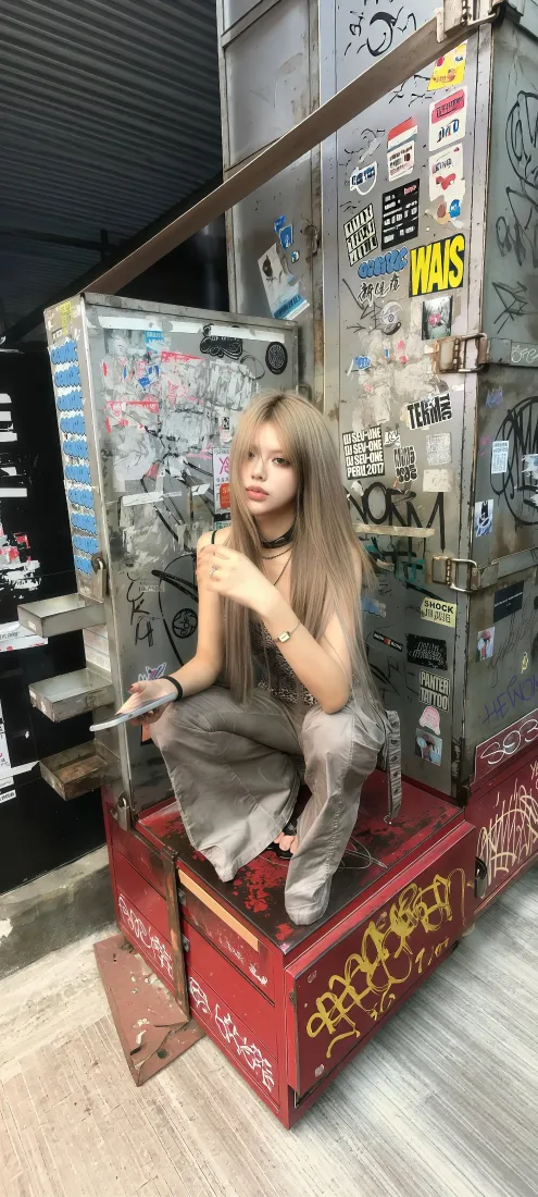 亚文化金发美女手机壁纸｜街头涂鸦背景图片 - 甜酷辣妹蹲姿随拍「哲风壁纸」