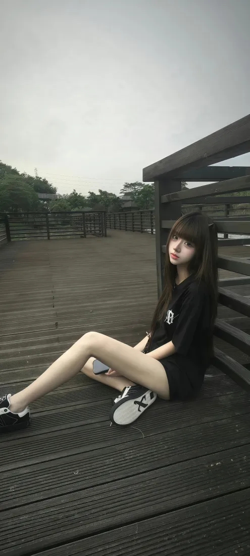 黑衣长发美女手机壁纸｜户外木栈道背景图片 - 阴天清冷少女写真「哲风壁纸」