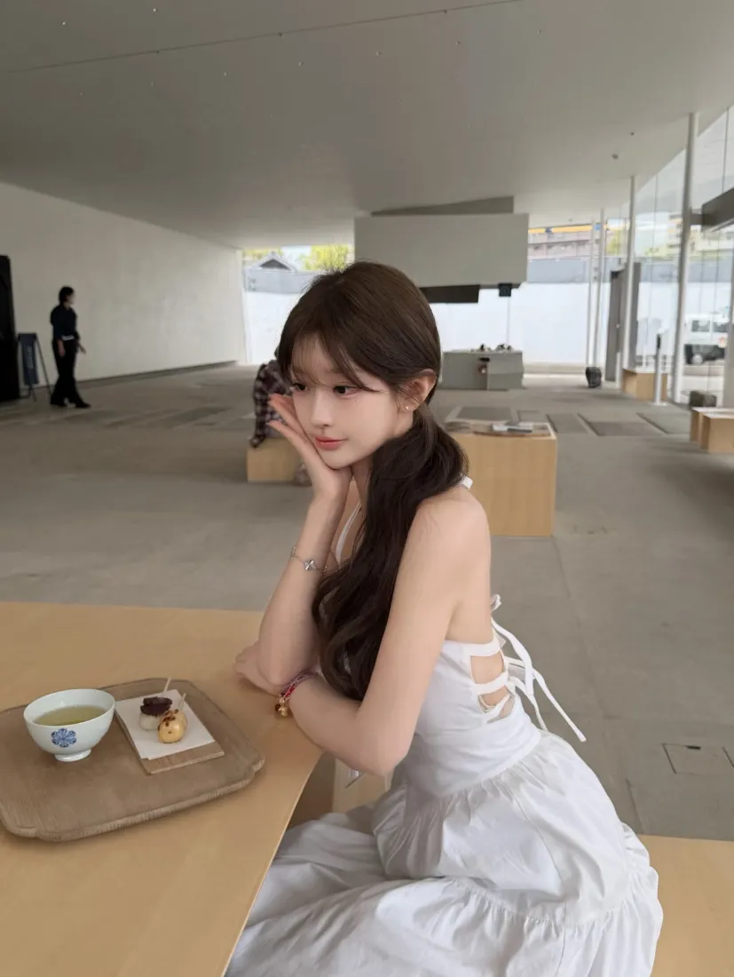 白裙少女手机壁纸｜茶歇随拍背景图片 - 展厅咖啡馆氛围「哲风壁纸」