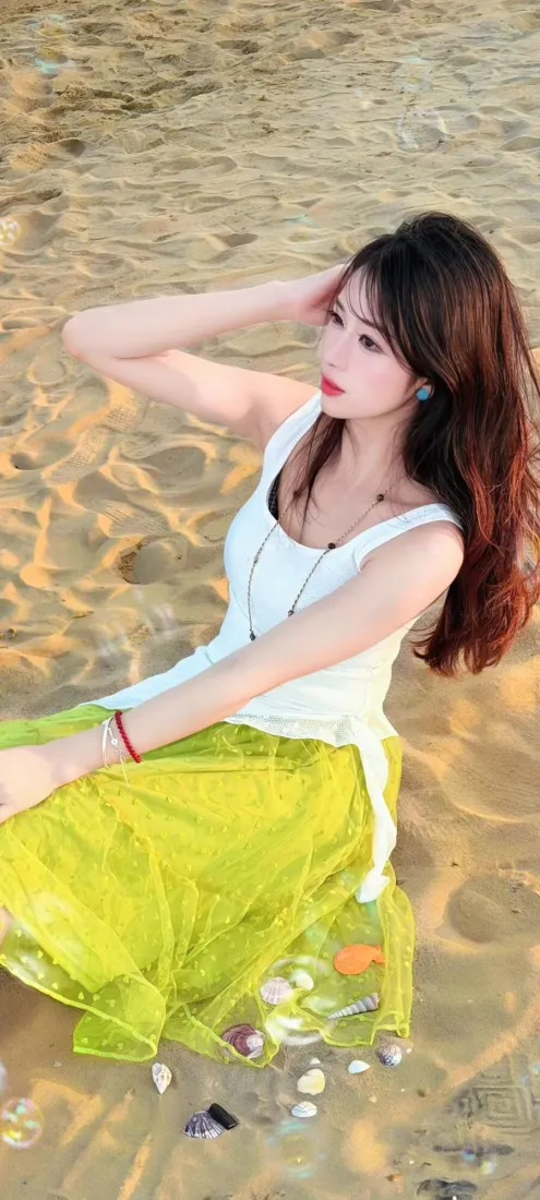 海边美女手机壁纸｜浅滩背景图片 - 白背心黄纱裙长发写真「哲风壁纸」