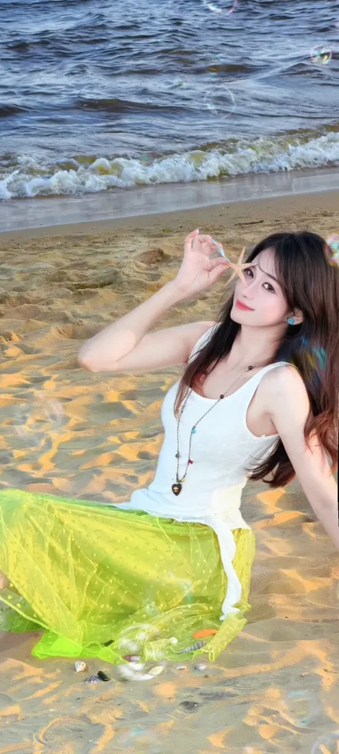 海边美女手机壁纸｜背景图片 - 白背心绿纱裙沙滩写真「哲风壁纸」