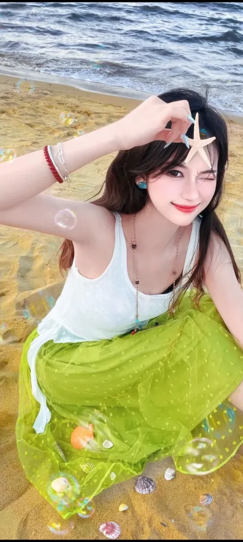 海边美女手机壁纸｜白背心绿裙背景图片 - 海星沙滩「哲风壁纸」
