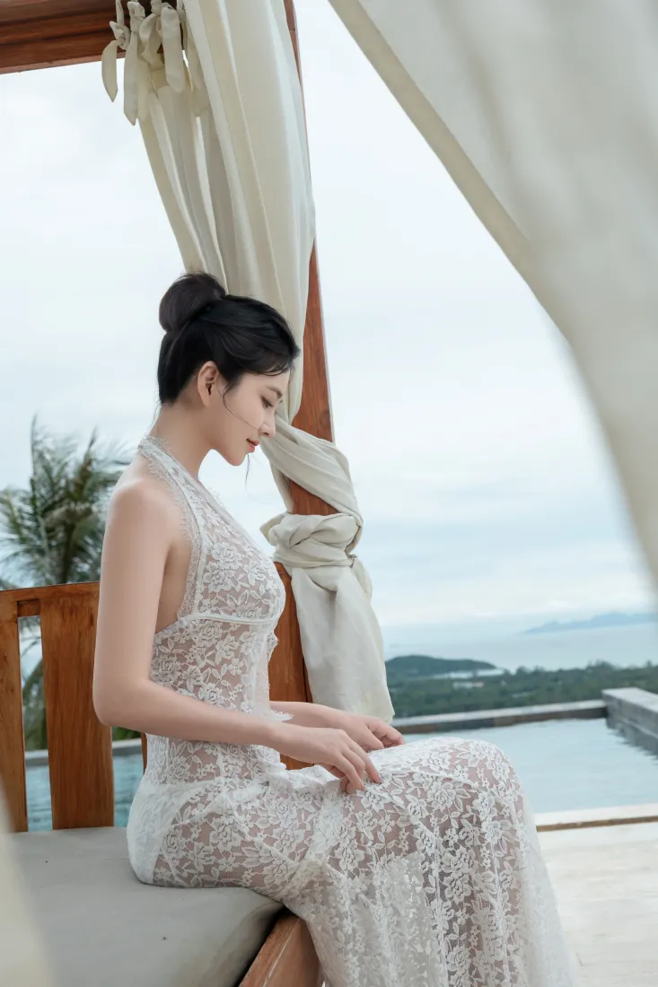 蕾丝旗袍美女手机壁纸｜背景图片 - 海景露台白色长裙侧身写真「哲风壁纸」