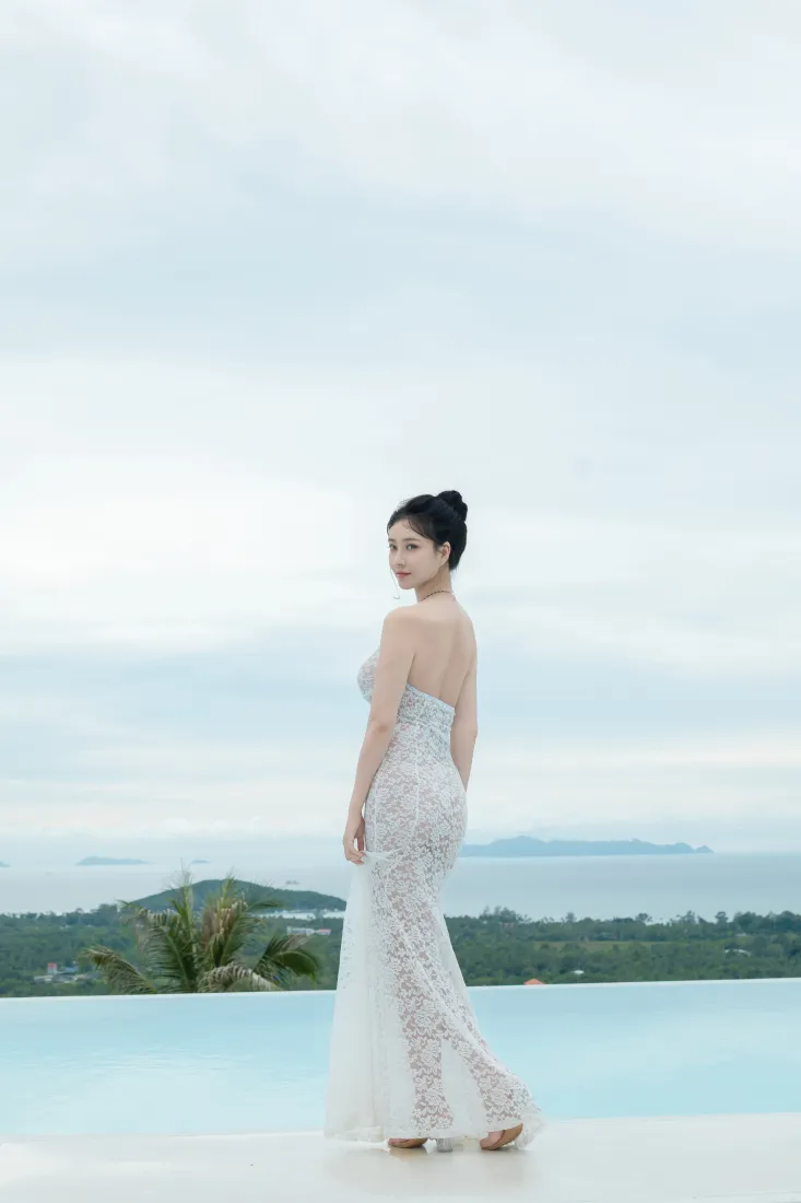 白色抹胸礼服美女手机壁纸｜海边泳池背景图片 - 优雅回眸写真「哲风壁纸」
