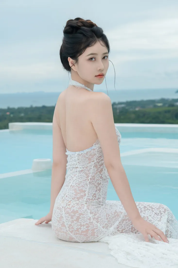 白色蕾丝露背裙美女手机壁纸｜泳池背景图片 - 清新海边人像「哲风壁纸」