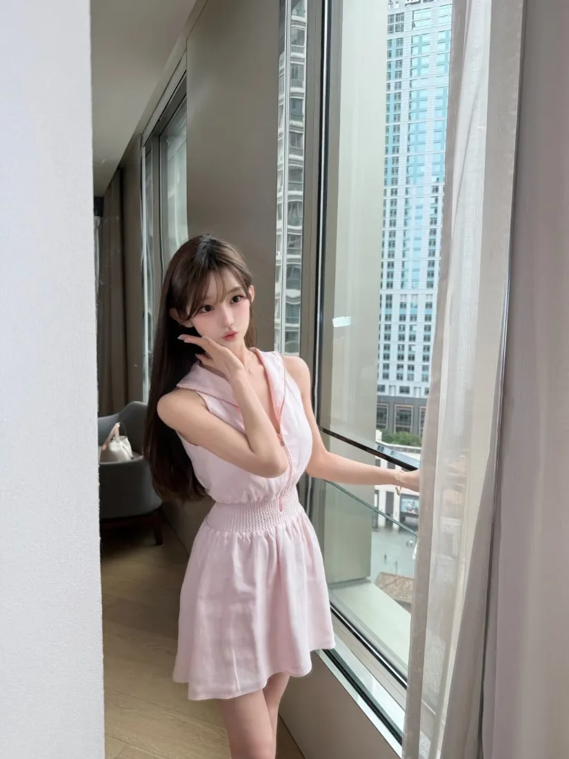 粉裙少女手机壁纸｜落地窗高楼背景图片 - 纯欲居家氛围感「哲风壁纸」