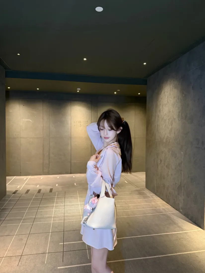 马尾少女手机壁纸｜浅紫穿搭背景图片 - 地下通道随拍「哲风壁纸」