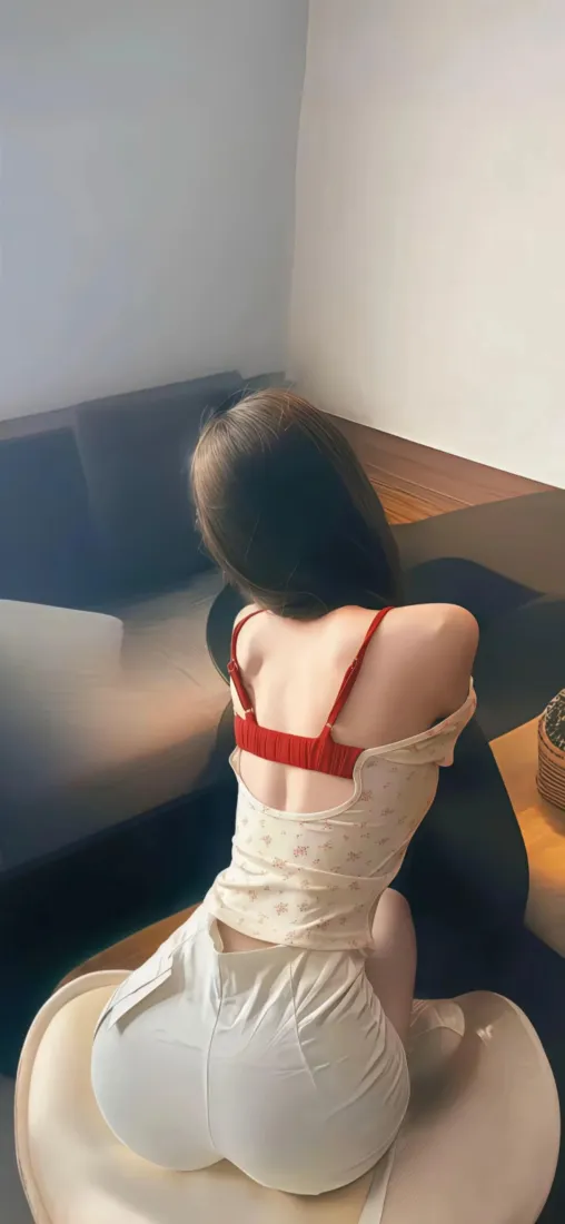 背影美女手机壁纸｜居家室内背景图片 - 吊带穿搭性感身姿「哲风壁纸」