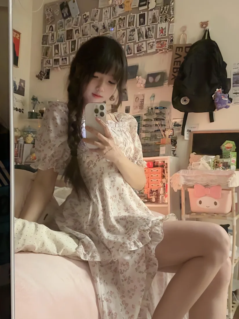 碎花裙少女手机壁纸｜卧室对镜自拍背景图片 - 居家纯欲风「哲风壁纸」