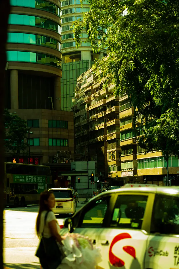 城市街景手机壁纸｜香港街头背景图片 - 午后出租车绿树高楼氛围感「哲风壁纸」