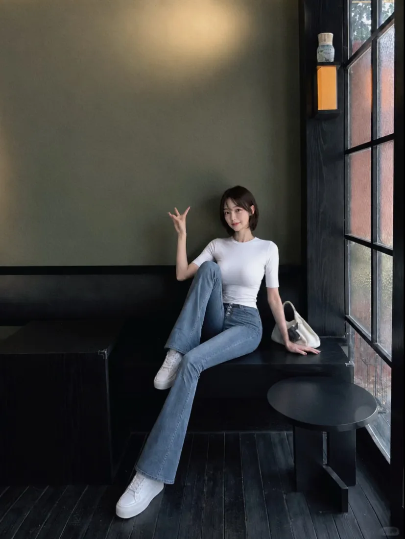 短发气质女生手机壁纸｜白T牛仔裤背景图片 - 休闲随拍「哲风壁纸」