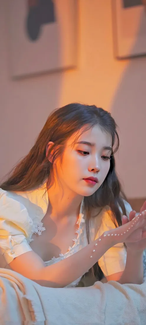 李知恩手机壁纸｜暖光白衣写真背景图片 - 韩系氛围感长发美女「哲风壁纸」