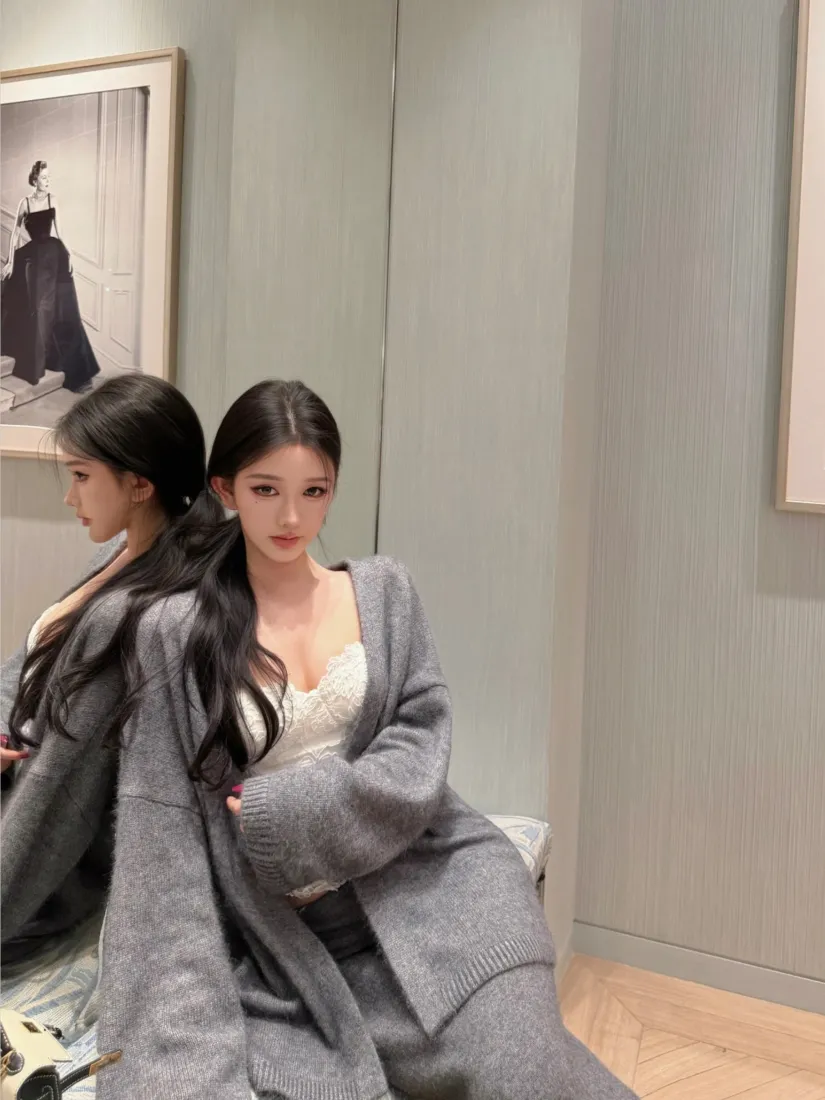 气质长发美女手机壁纸｜灰色大衣背景图片 - 室内写真「哲风壁纸」